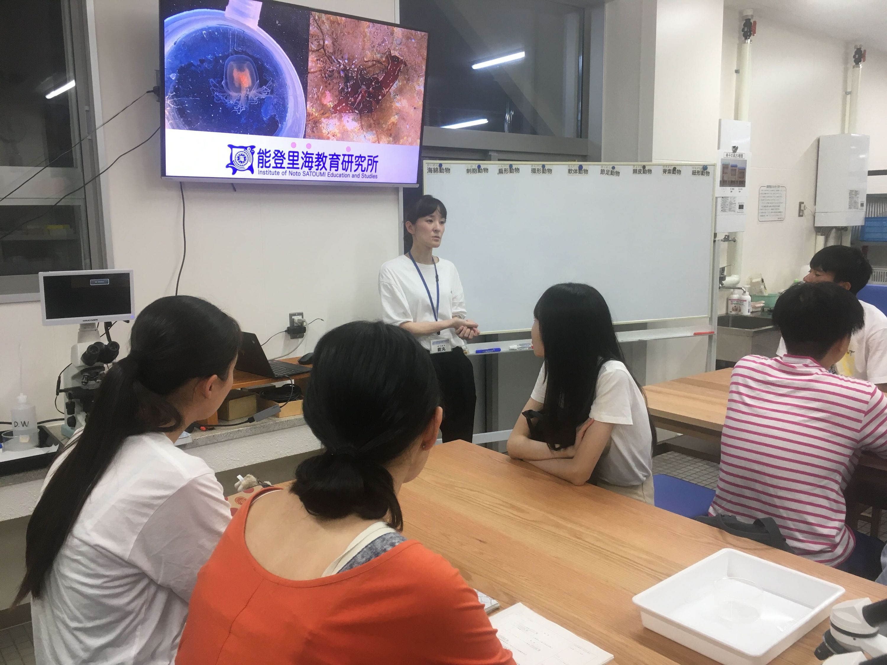 能丸恵理子。フリーランスのライターおよび編集者として東京の企業の仕事をリモートで引き受けつつ、地元能登では子ども向けサイエンスプログラムを制作し、講師も務めている